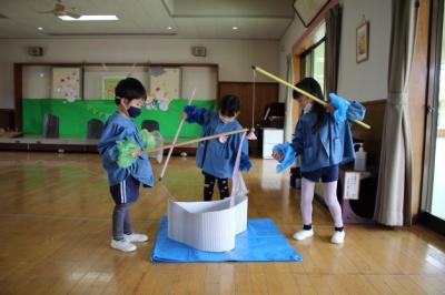 三人の子が釣り竿を持ってお菓子を釣っている写真