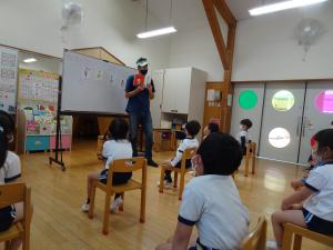 5歳児が英語を学んでいるところ