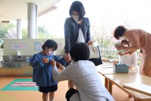 園児が入園式に参加している様子の写真1