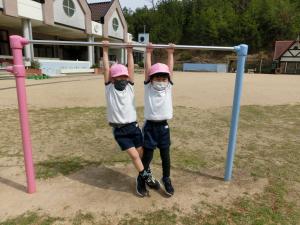 園児が外で遊んでいる様子の写真3