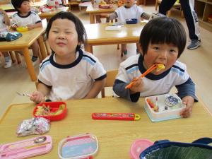 園児が弁当を食べている様子の写真1