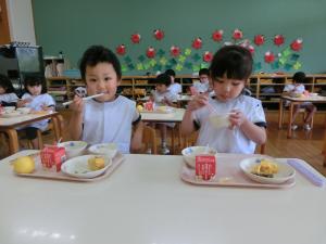 園児が給食を食べている様子の写真3