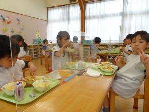 5歳児が給食を食べているところ