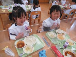 4歳児が給食を食べているところ