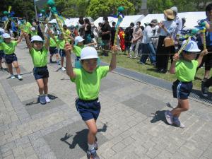5歳児がペーロンパレードに参加している様子の画像1