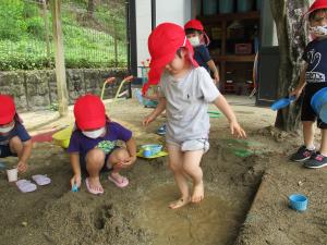 園児が泥遊びをしている様子の写真7