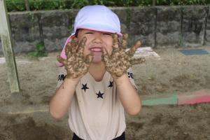 園児が泥遊びをしている様子の写真12