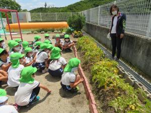 園長先生の話を聞いているところ