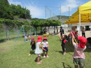 水鉄砲で遊んでいるところ