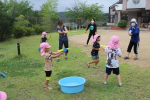 園児が水遊びをしている様子の写真5