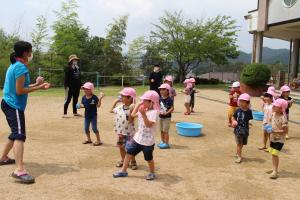 園児が水遊びをしている様子の写真9