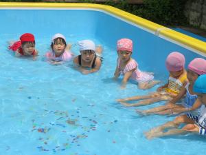 園児がプール遊びをしている写真の画像7