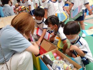 景品を選んでいる写真