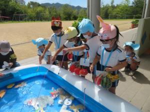 園児が夏のあそびに参加している様子の写真