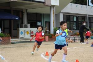 園児が運動会の練習をしている様子の写真