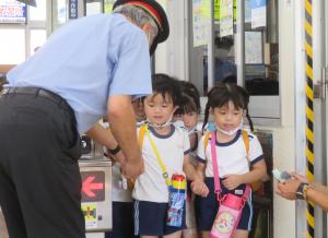 園児がお仕事見学をしている様子の写真