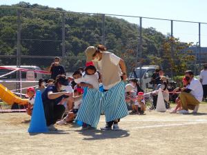 親子で競技している写真