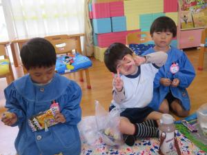 お弁当を食べている3歳児の写真