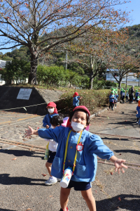 タケコプターの葉を飛ばしている4歳児の写真