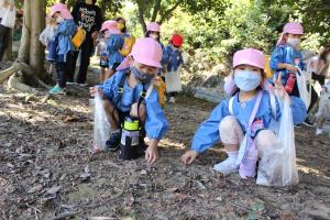 園児が遠足に行く様子の写真