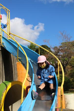 園児が遠足に行く様子の写真