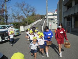 中学生と一緒に落ち葉拾いの散歩に出かけているところ