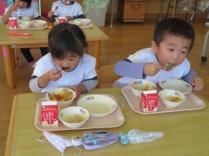 カレーを食べているところ