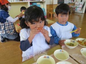 柿を食べているところ