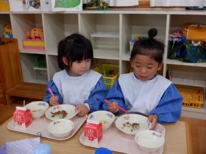 給食を食べている写真