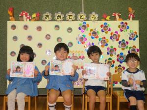 園児が誕生会をしている様子の写真