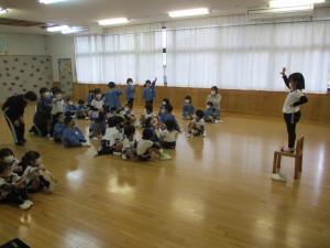 園児が誕生会をしている様子の写真