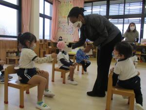 園児が誕生会をしている様子の写真