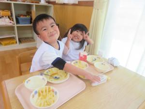 給食を食べている写真