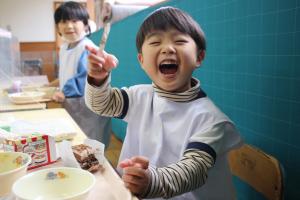 給食を食べている様子