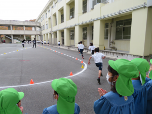 走っている小学生を応援しているところ