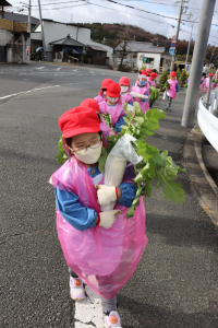 大根を運んでいる写真