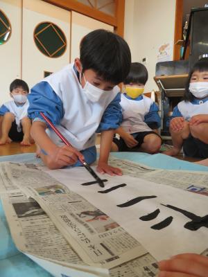 園児が正月遊びをしている様子の写真