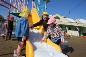 雪遊びをしている様子