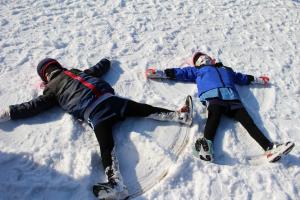 園児が雪遊びをする様子の写真