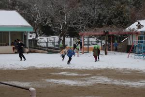 雪合戦をしている写真