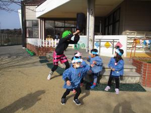 園児が節分遊びをしている様子の写真