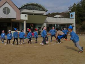 園児が節分遊びをしている様子の写真