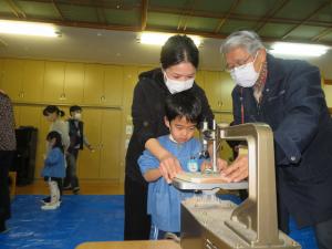 園児が焼杉手形作りをしている様子の写真