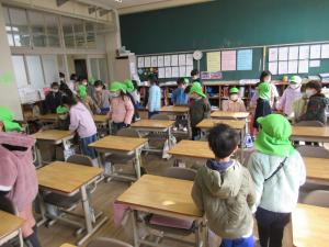 小学校の教室の中を見せてもらっているところ