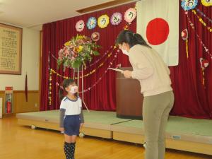 園児が終業式に参加する様子の写真