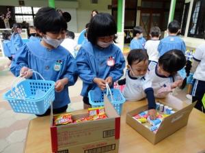 お菓子を選んでいる写真