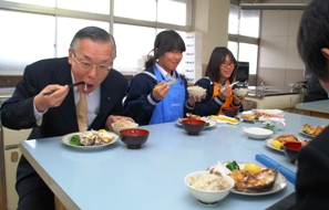 給食を食べる市長