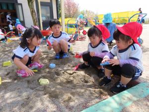 園児が外遊びをしている様子の写真