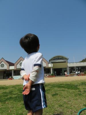 園児が外で遊んでいる様子の写真