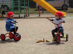 4歳児が三輪車に乗っている写真